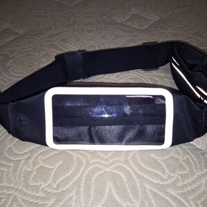 A runners phone case. Fully zippered waterproof belt bag for your phone.